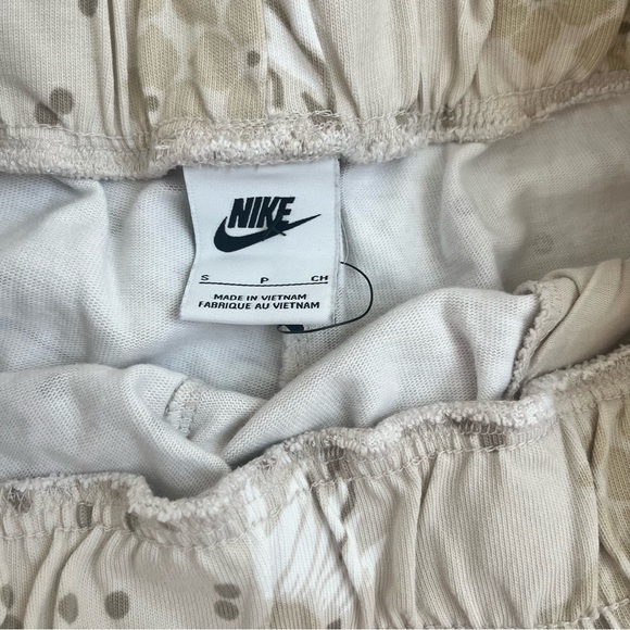 Nike Garden Party Shorts Sz Sm Tan Floral Activewear Athleisure - Picture 7 of 7